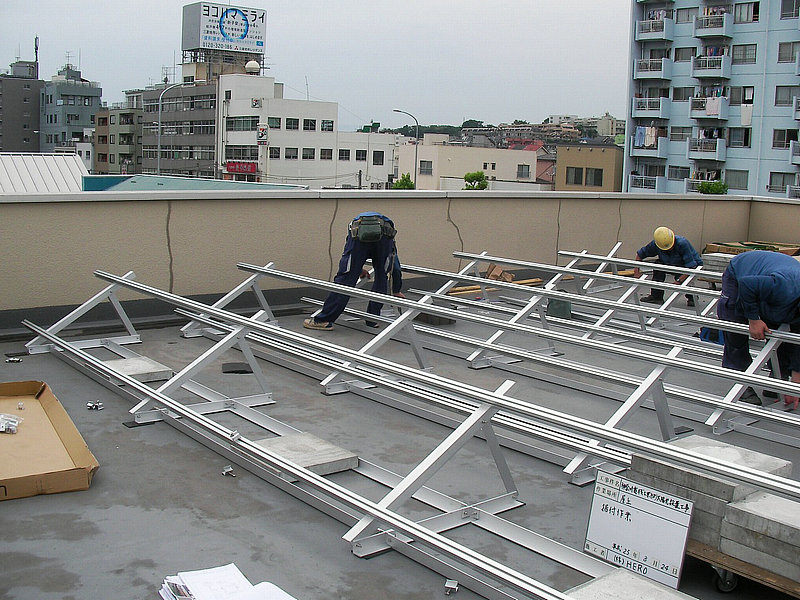 日本神奈川縣500KW水泥屋頂壓載式光伏支架項(xiàng)目(3).jpg