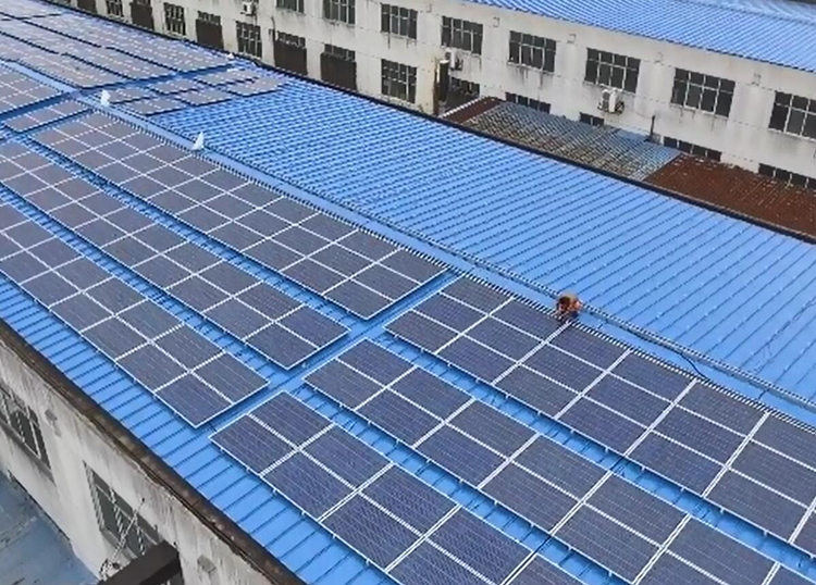 江陰璜塘圣馬公司3.5MWp彩鋼屋頂光伏發(fā)電項(xiàng)目 (4).jpg