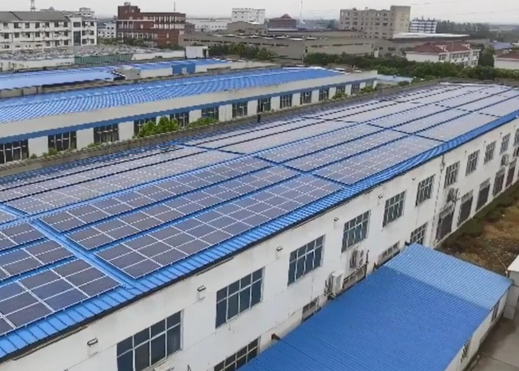 江陰璜塘圣馬公司3.5MWp彩鋼屋頂光伏發(fā)電項(xiàng)目 (3).jpg